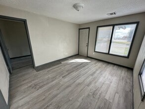 Building Photo - 2 Bed 1 Bath Moore