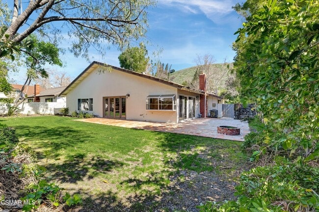 Building Photo - 2923 E Sierra Dr