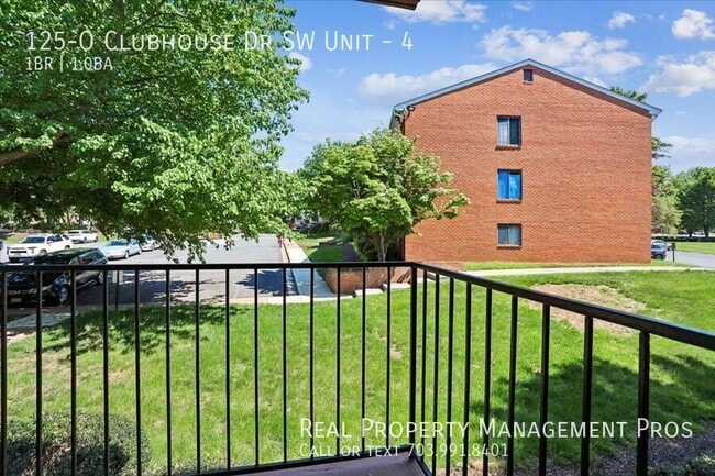 Building Photo - 125 Clubhouse Dr SW