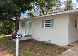 Building Photo - 2 Bed 1 Bath Home