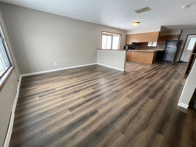 Building Photo - Spacious End Unit 2 Bed/1 Bath Townhome!