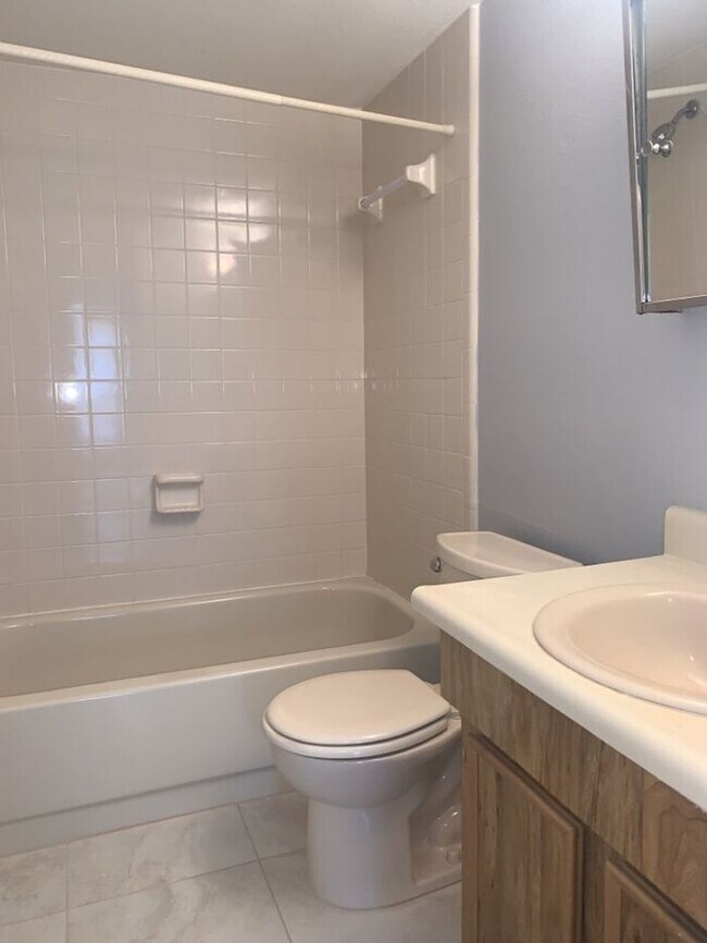 Building Photo - RENOVATED CONDO CLOSE TO USF