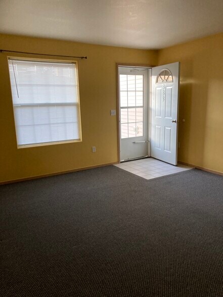 Entry into formal livingroom - 333 NW Parr Dr