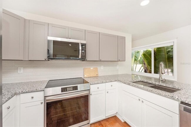 Building Photo - 907 Riviera St