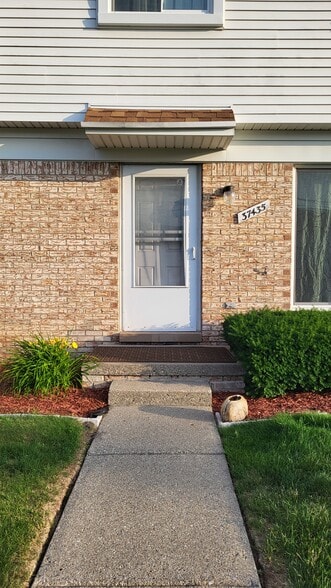 Building Photo - 37435 Colonial Dr