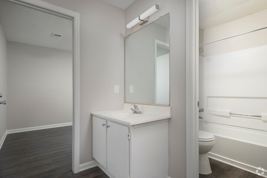 4BR, 2BA - 1,052SF - Bathroom 2 - Campus Side Apartments