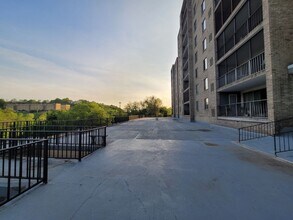 Building Photo - 2 Bedroom Condo - Greentree - Many Amenities!!