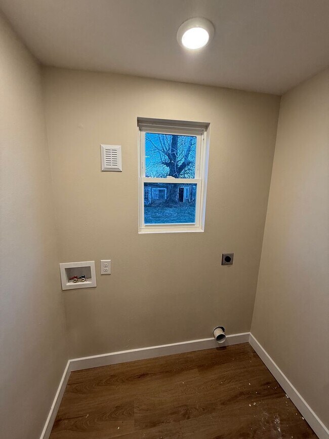 Building Photo - 4 Bed 2 Bath Aurora, MO