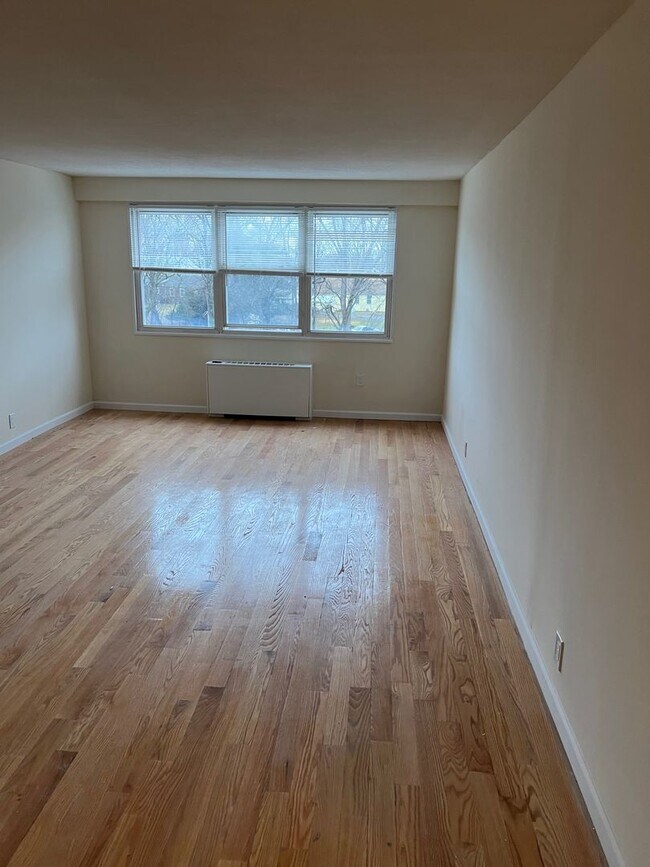Building Photo - One Bedroom Unit