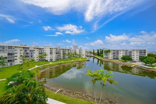 Building Photo - 2851 Leonard Dr