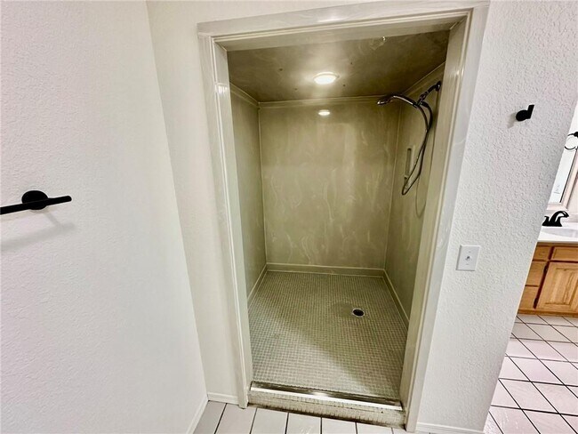 Building Photo - 1242 SW Elm Tree Rd