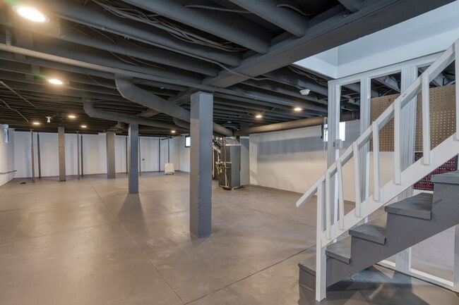 Building Photo - HOUSE FOR RENT