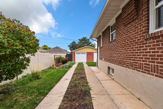 Building Photo - 1638 S