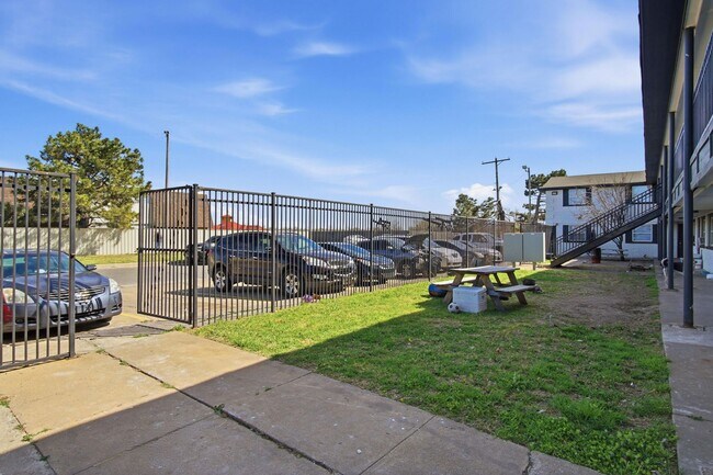 Building Photo - Convenient Location 1 bed 1 bath apartment - HVAC