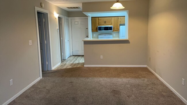 Primary Photo - Nice unfurnished 1 bedroom/1 bath condo in...