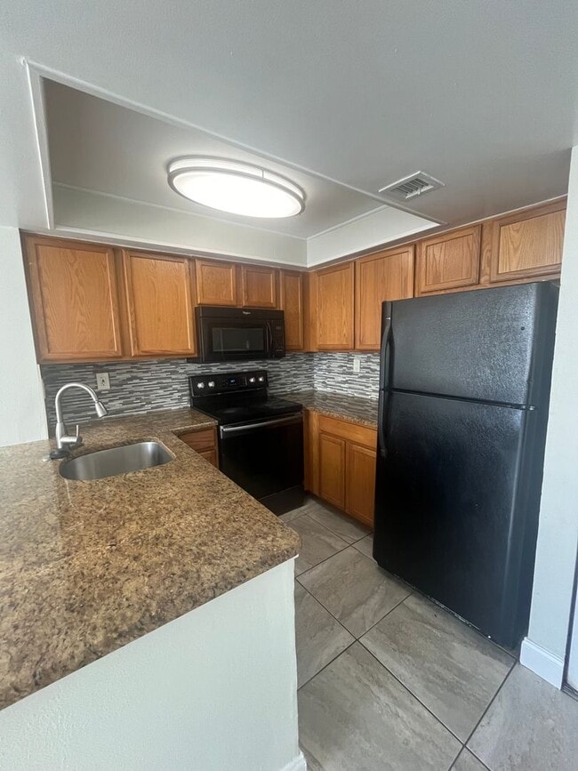 Building Photo - ONE BEDROOM ONE BATHROOM! Pool View! Waterfront Community!