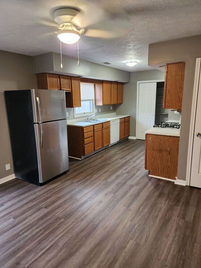 Building Photo - 2 bedroom 1 bath apartment