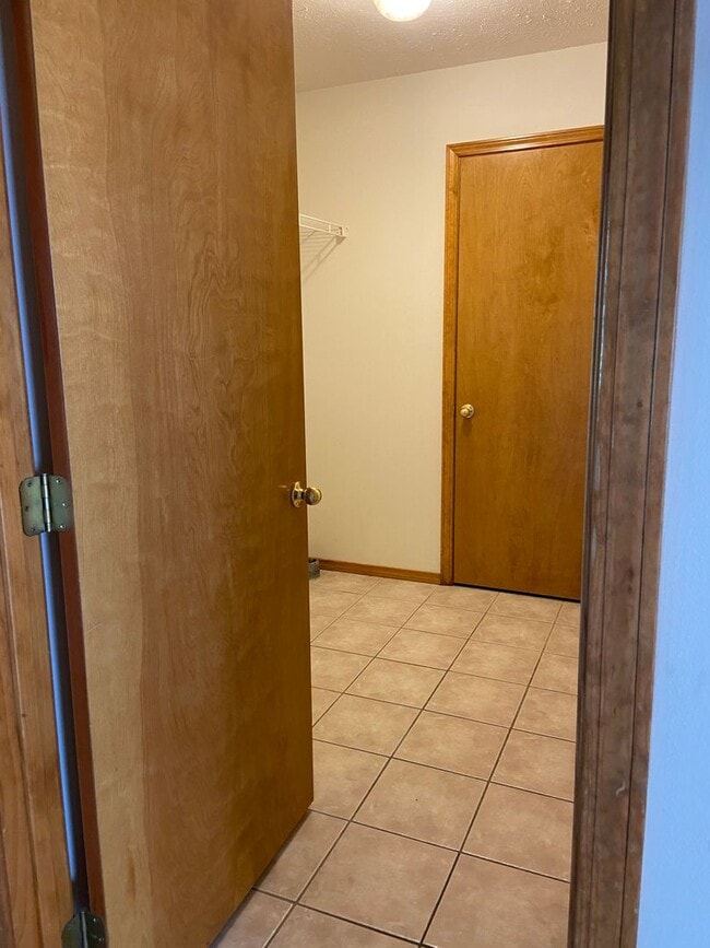 Building Photo - Great 3 BR, 2 Bath, 2 Car Garage Ranch located in SW Springfield.