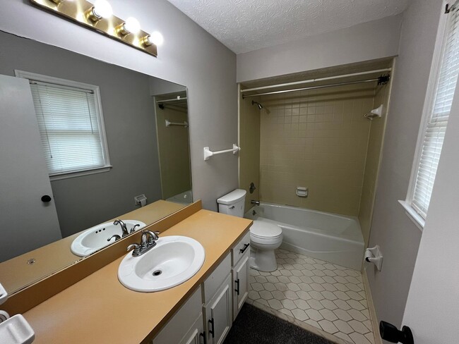 Building Photo - Cozy and Affordable!!