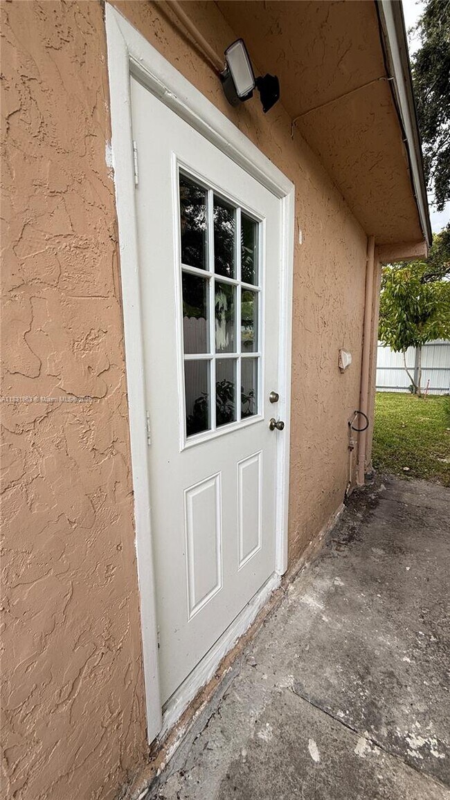 Building Photo - 1806 N 43rd Ave