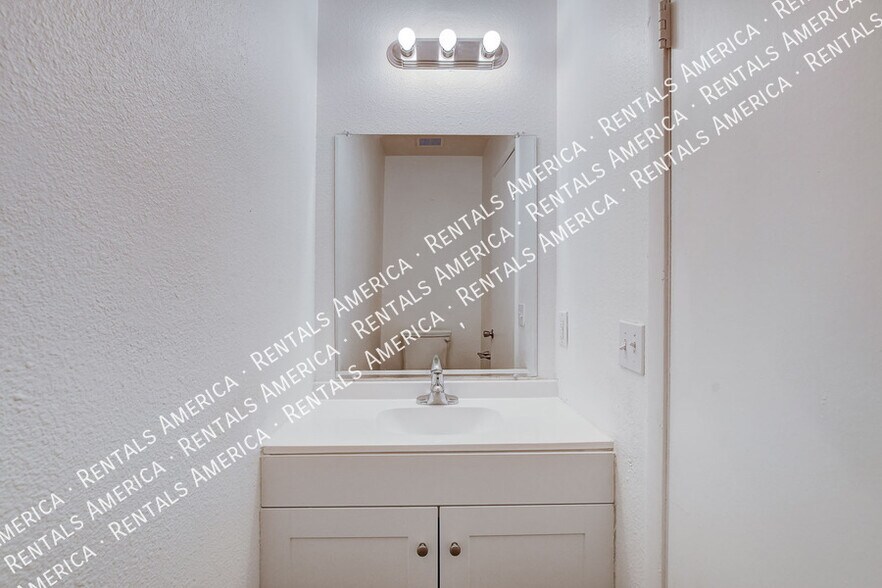 Building Photo - 3411 Center Dr