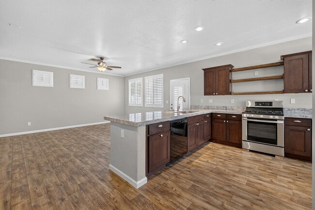 Building Photo - 2 Bedroom + Loft + 1 Car Attached Garage - Gated Community