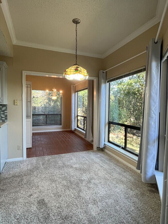 Building Photo - Wonderful 2/2 in Perfect Far West Location