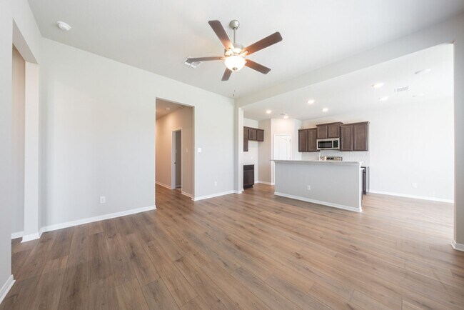 Building Photo - Spacious 4 Bedroom Home in South Temple – ...