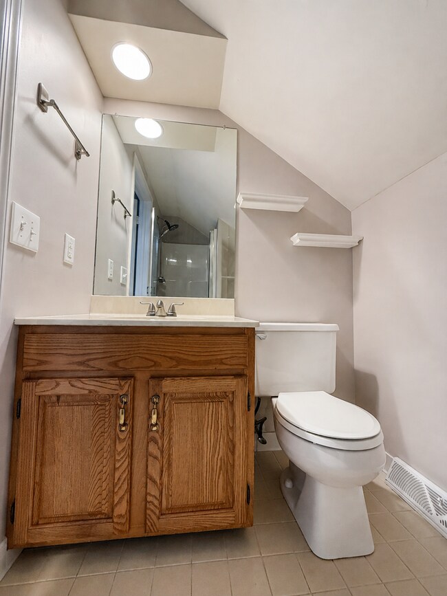 Building Photo - 252 Crescent Dr
