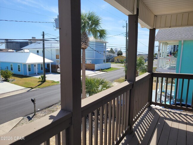 Building Photo - 4008 Crescent Dr