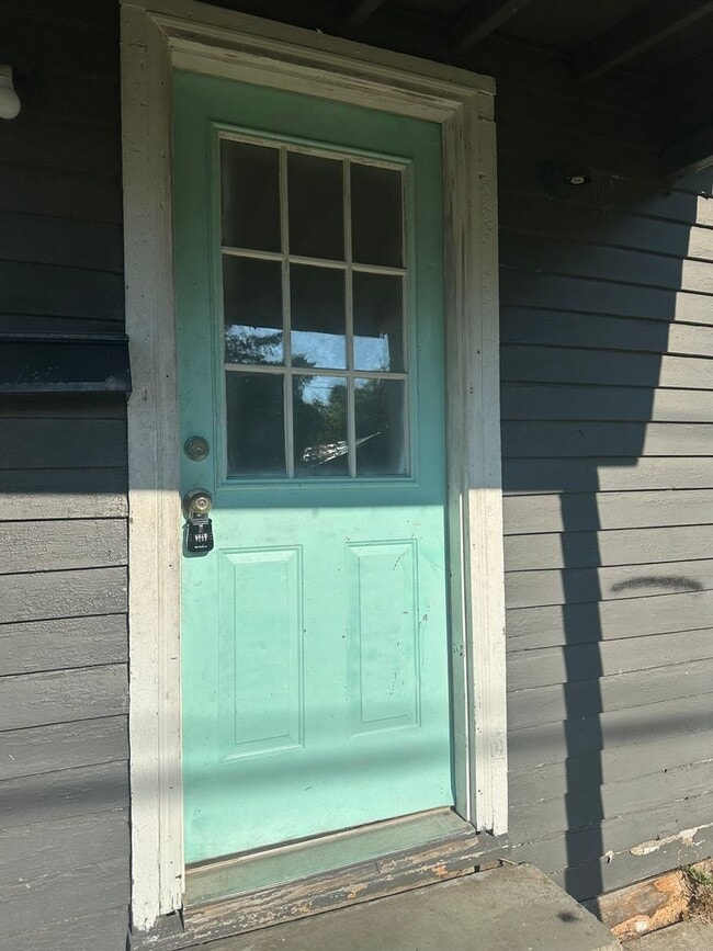 Building Photo - 2 bedroom, 1 bathroom home available in La...