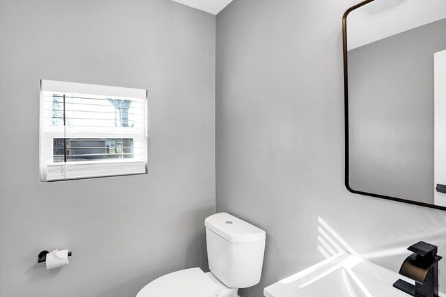 Building Photo - COMING SOON 6/10  Modern, Chic and brand n...