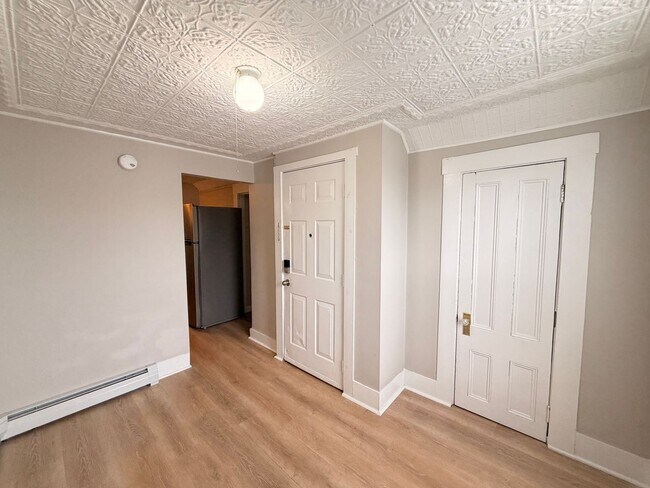 Building Photo - 407 Milton St