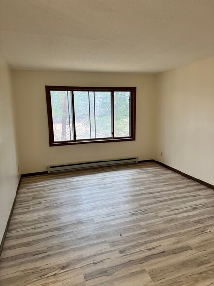 Building Photo - 906 Shady Ln