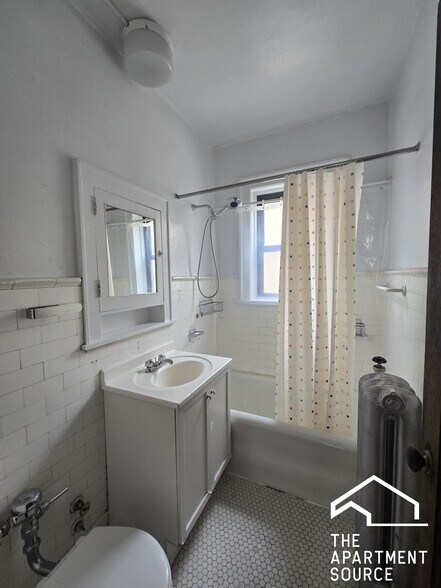 Building Photo - 4527 N Paulina St