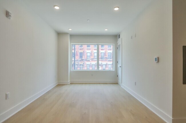 Building Photo - 303 Madison St