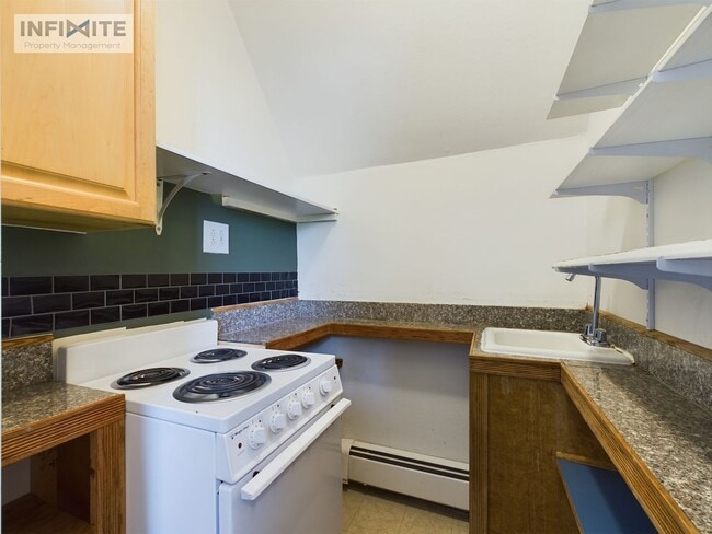 Building Photo - 3 bedroom - Water, Sewer, Gas and Electric...