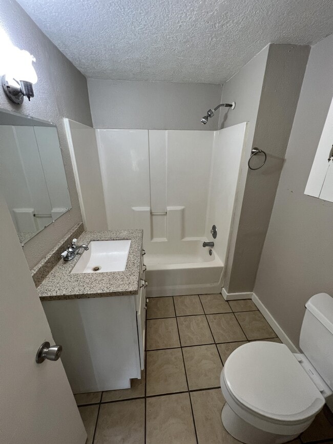 Building Photo - 570 Dewey Rd