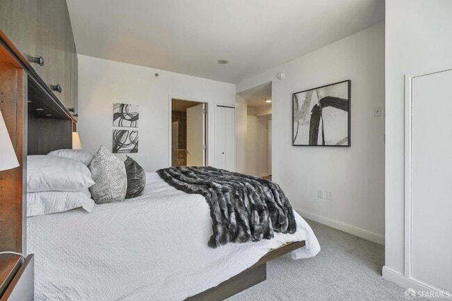 Building Photo - 425 1st St