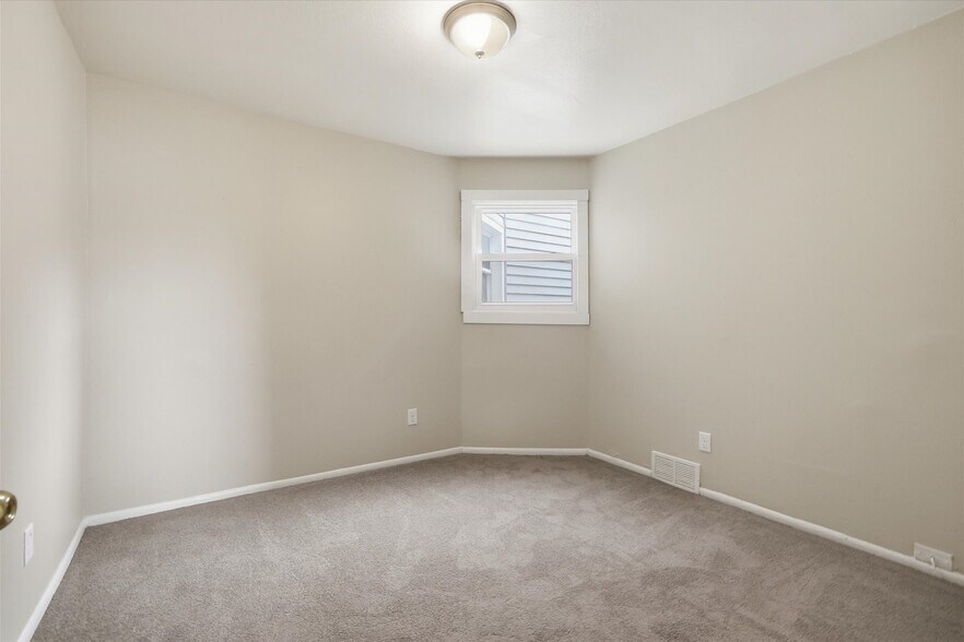 Bedroom 1 - 101 W Meinecke Ave