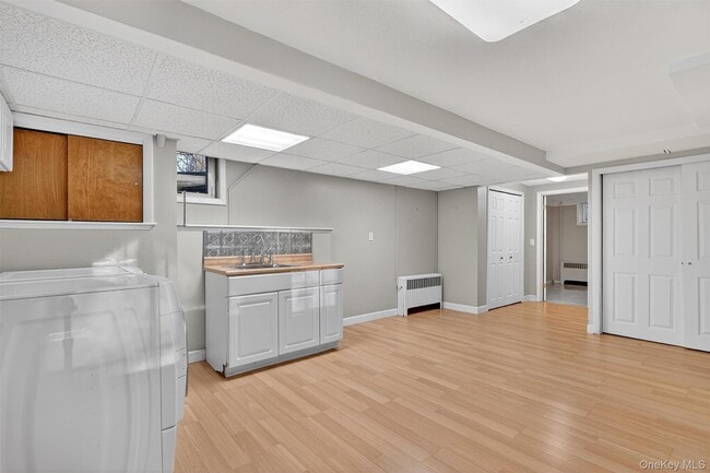 Building Photo - 350 Spring St