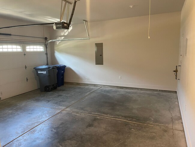 Building Photo - 3 Bedroom Home With Spacious Garage