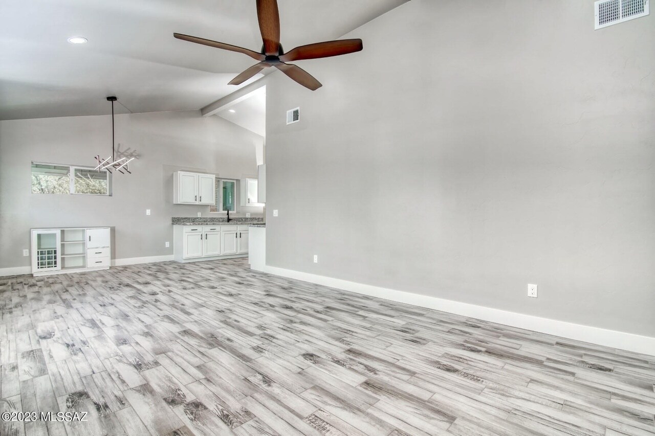 Building Photo - 892 E Glenn St