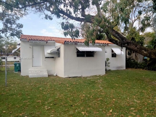 Building Photo - 3670 SW 20th St