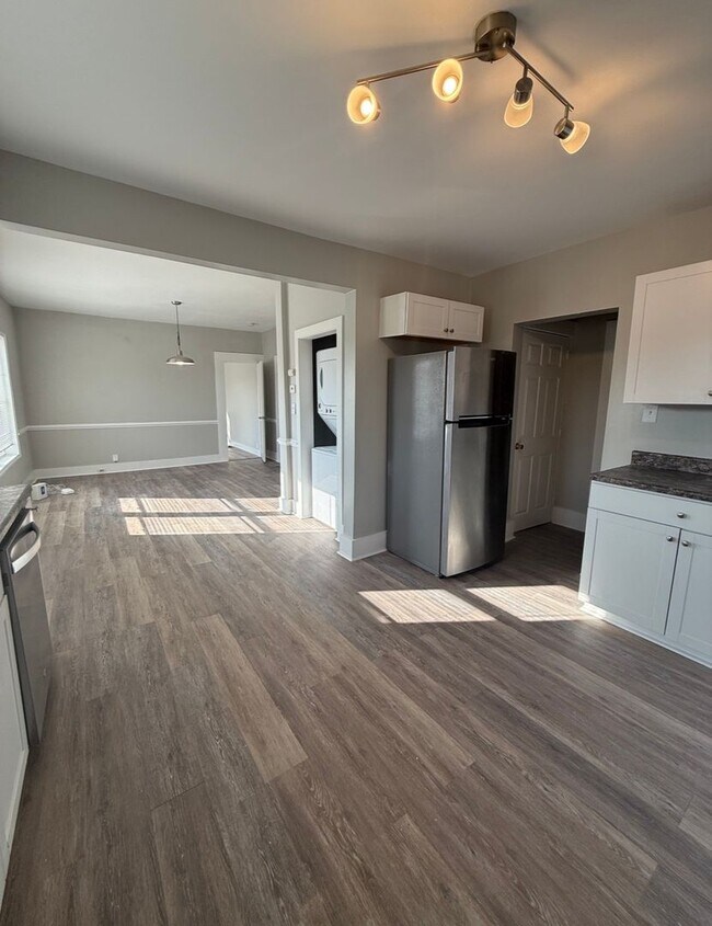 Building Photo - Close To Downtown & Vibrant Winston Attractions!!