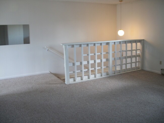 Building Photo - 2 Bedroom 1 Bath Duplex - NEW LOW PRICE