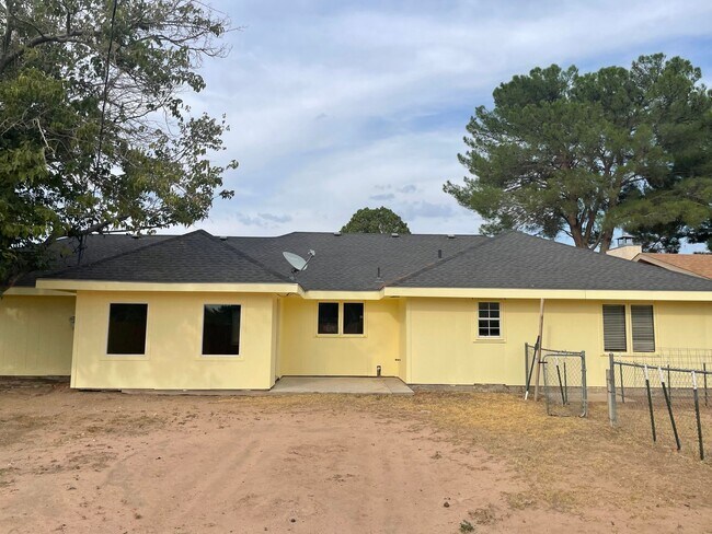 Building Photo - BACK ON THE MARKET!!!  Large Ranch Style R...