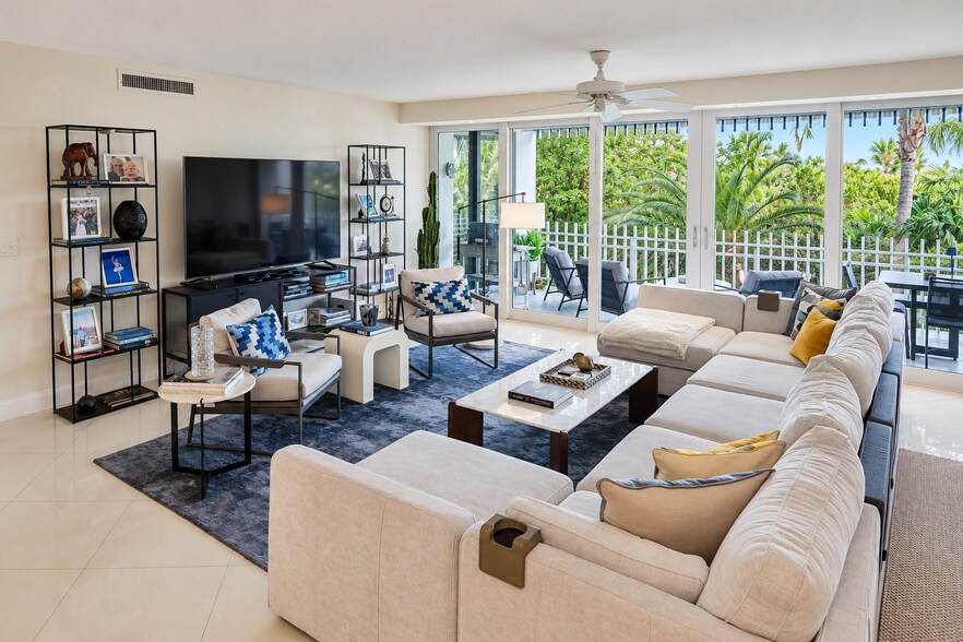 Living room - 2 Grove Isle Dr