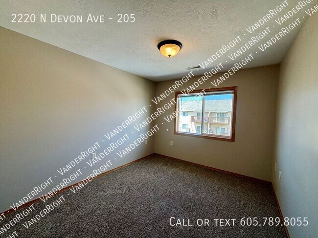 Building Photo - 2220 Devon Ave