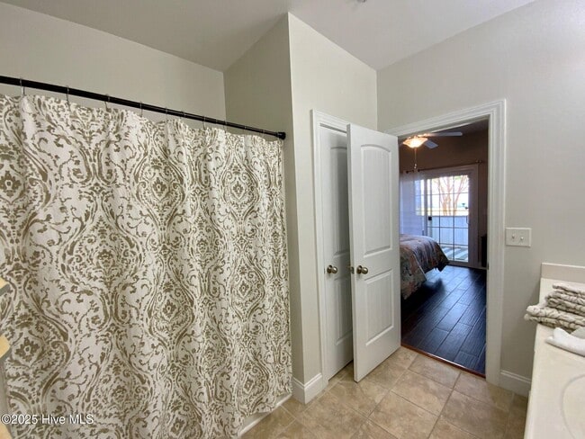 Building Photo - 100 Gateway Condos Dr